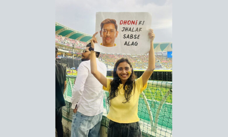 Thala Ki Jhalak Sabse Alag: Dhoni’s fans go wild with enthusiasm under the falling rain